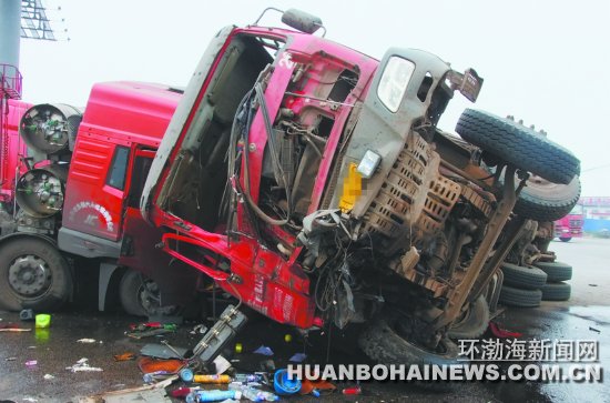 һ����ͨ��û���źŵ�ʮ��·�ڳ��ٹ�����3����ײ