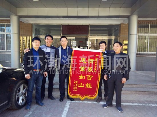 ��ɽ:·�Ϲ㳡�ֵ����϶ಿ�Ű�ũ����н